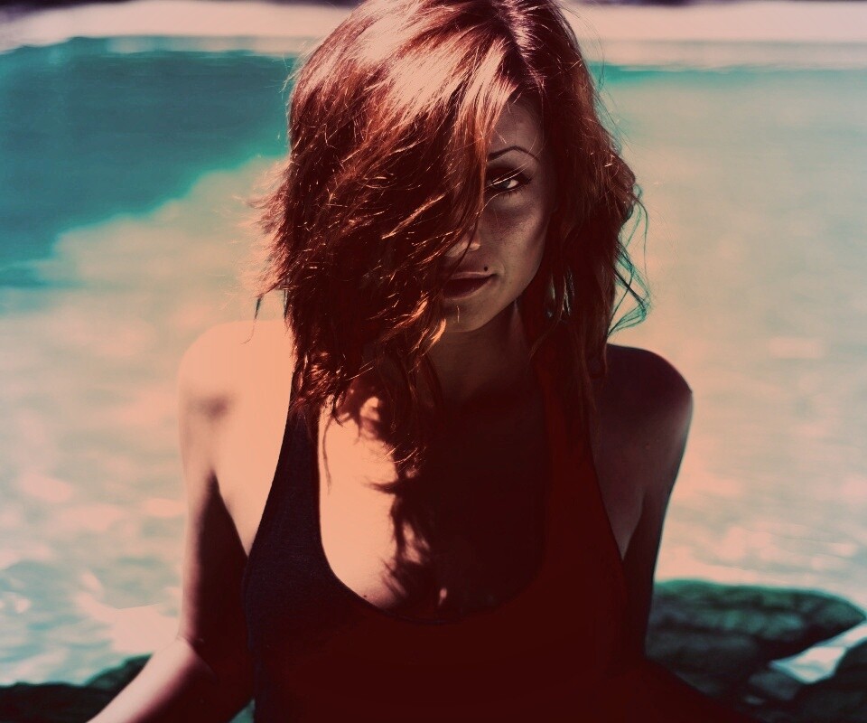 Девушка рядом с бассейном обои