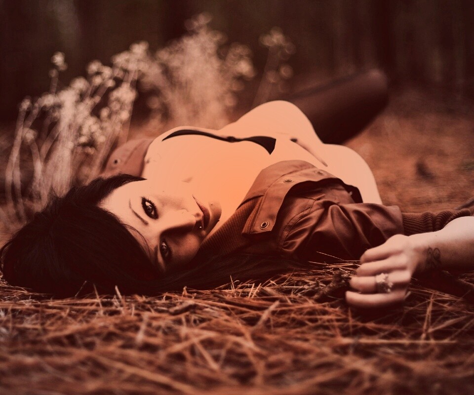 Лежащая на траве обои