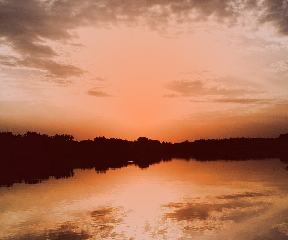 Закат отражается в озере обои