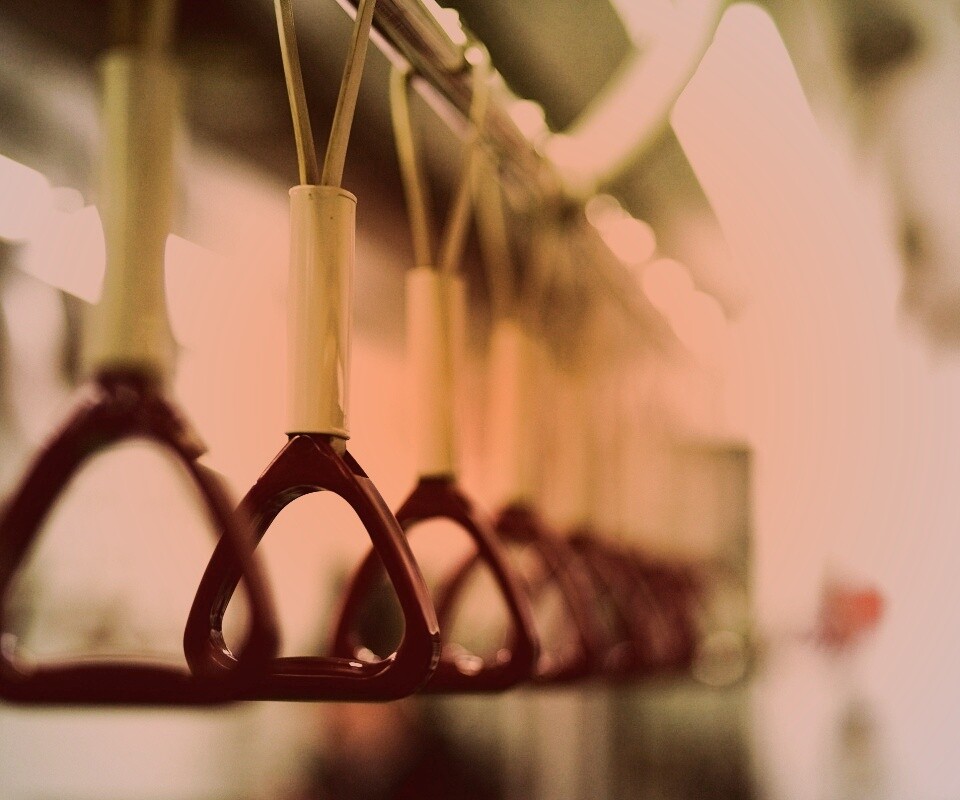 Поручни в метро обои