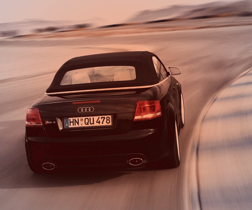 Audi RS 4 с тряпичной крышей обои