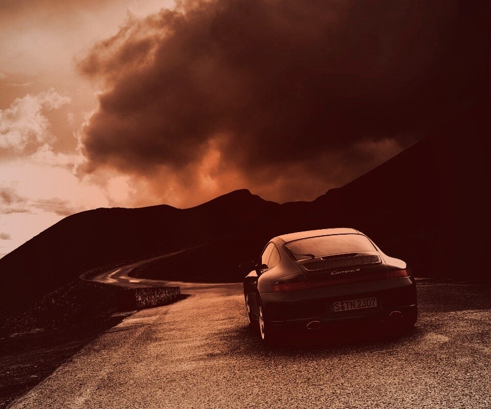 Черный Порше на горной дороге обои