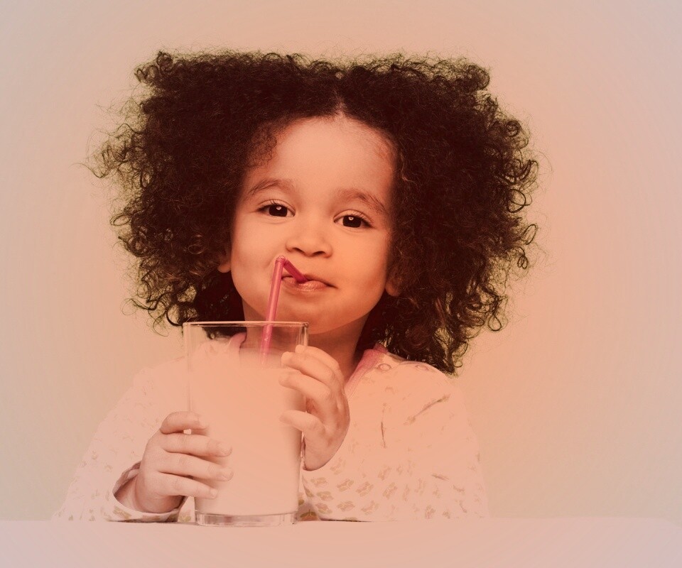 Девочка пьет молоко обои