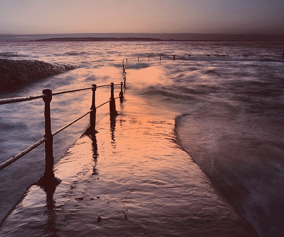 Пирс уходящий в море обои