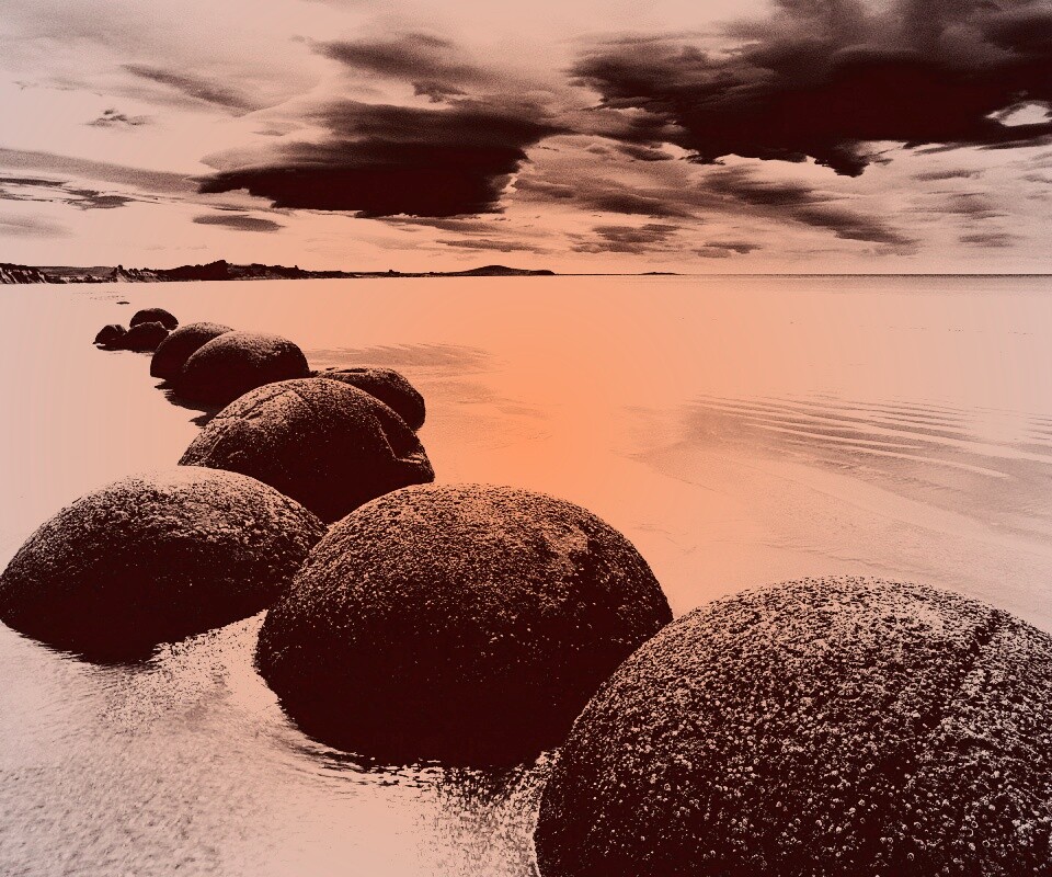 Круглые камни на берегу обои