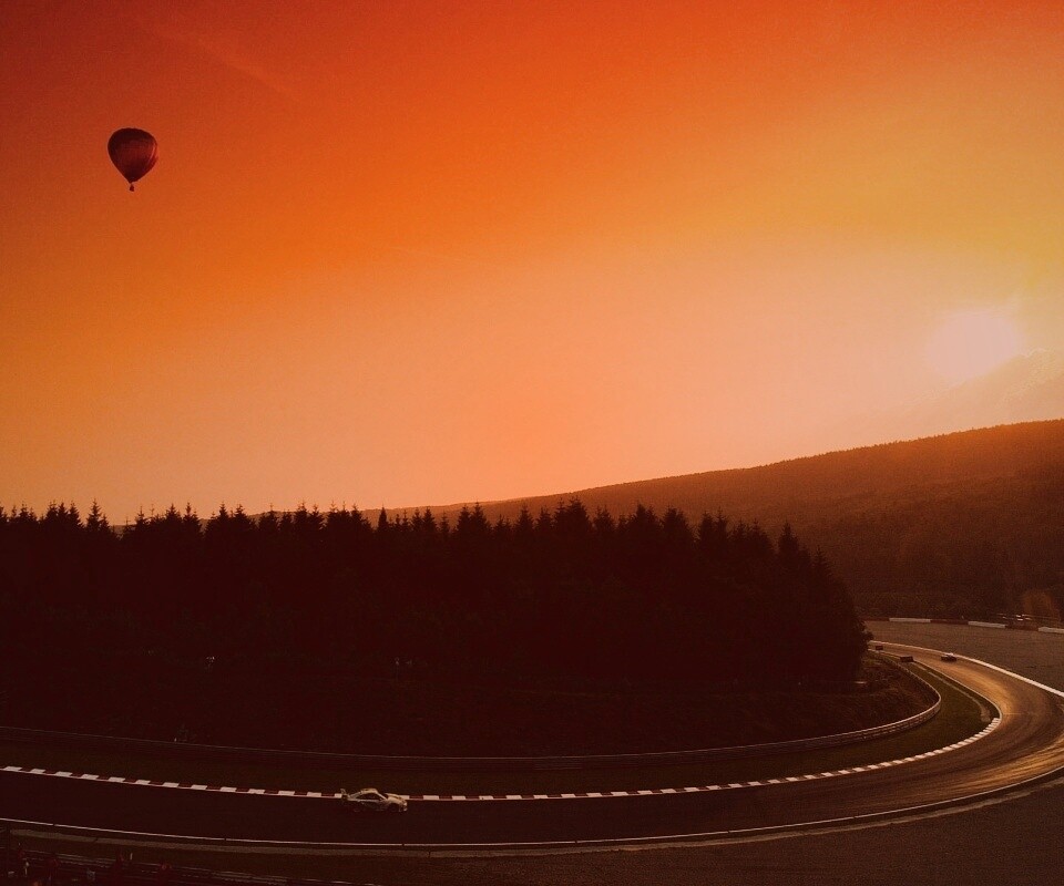 Воздушный шар над треком обои