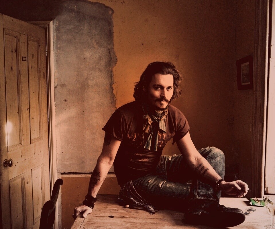 Джонни Депп на столе обои