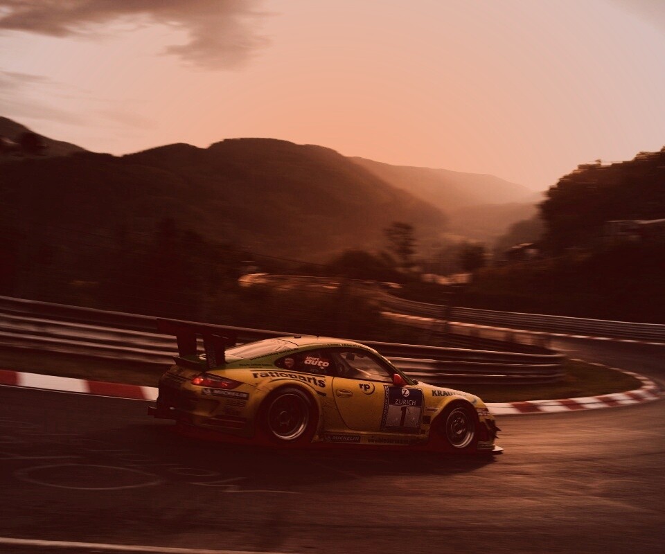 Гоночный Порше на треке обои