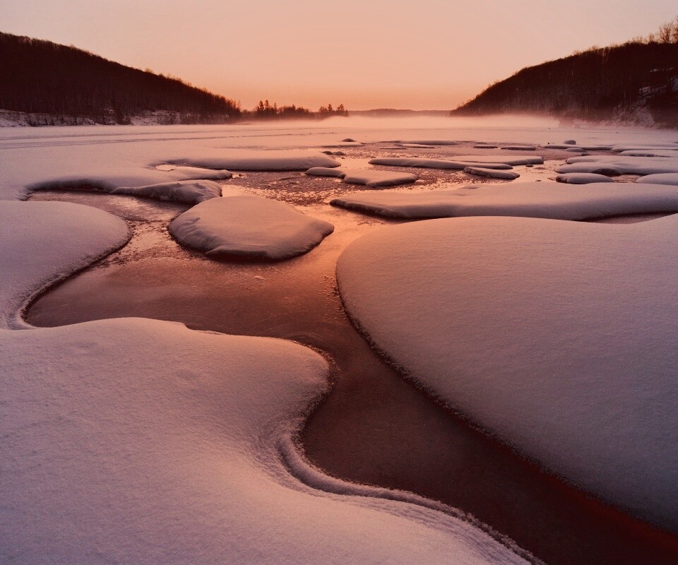 Полынья на замерзшем озере обои