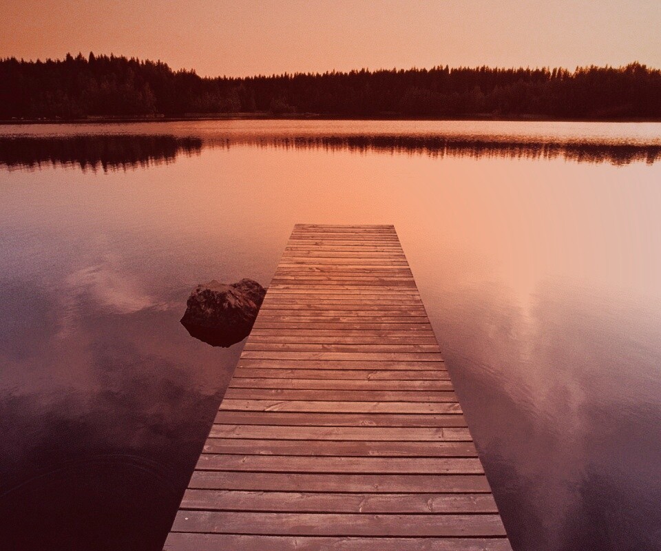 Деревянный пирс на озере обои