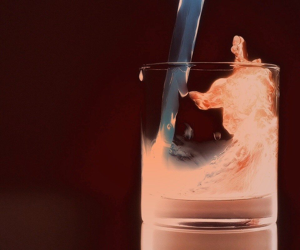 Огонь и вода в стакане обои