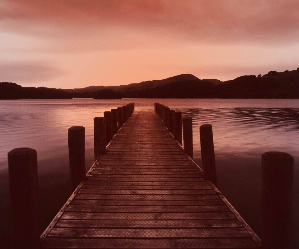 Деревянный причал на озере обои