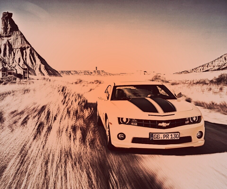 Камаро на пустынной дороге обои