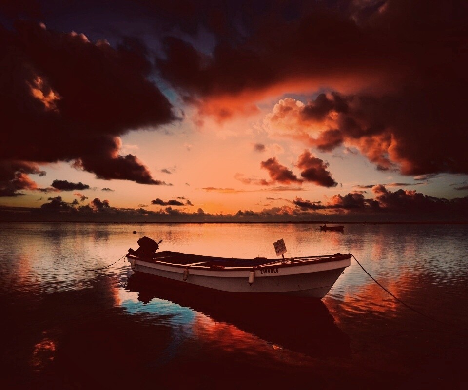 Тучи над озером обои