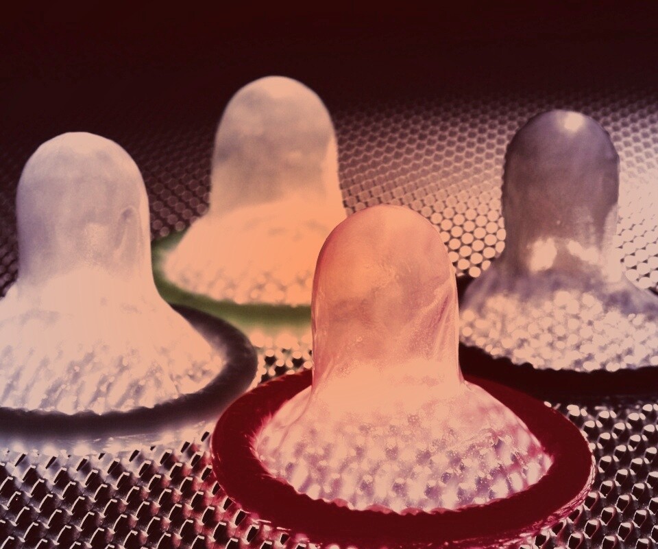 Разноцветные презервативы обои