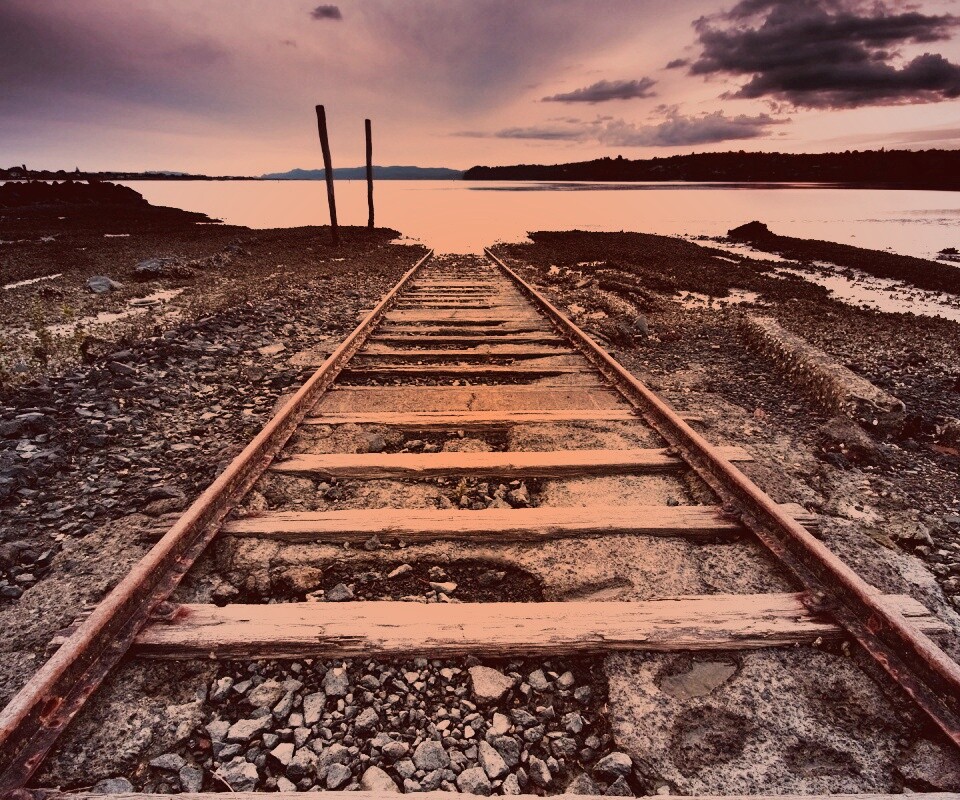 Рельсы обрывающиеся в воду обои