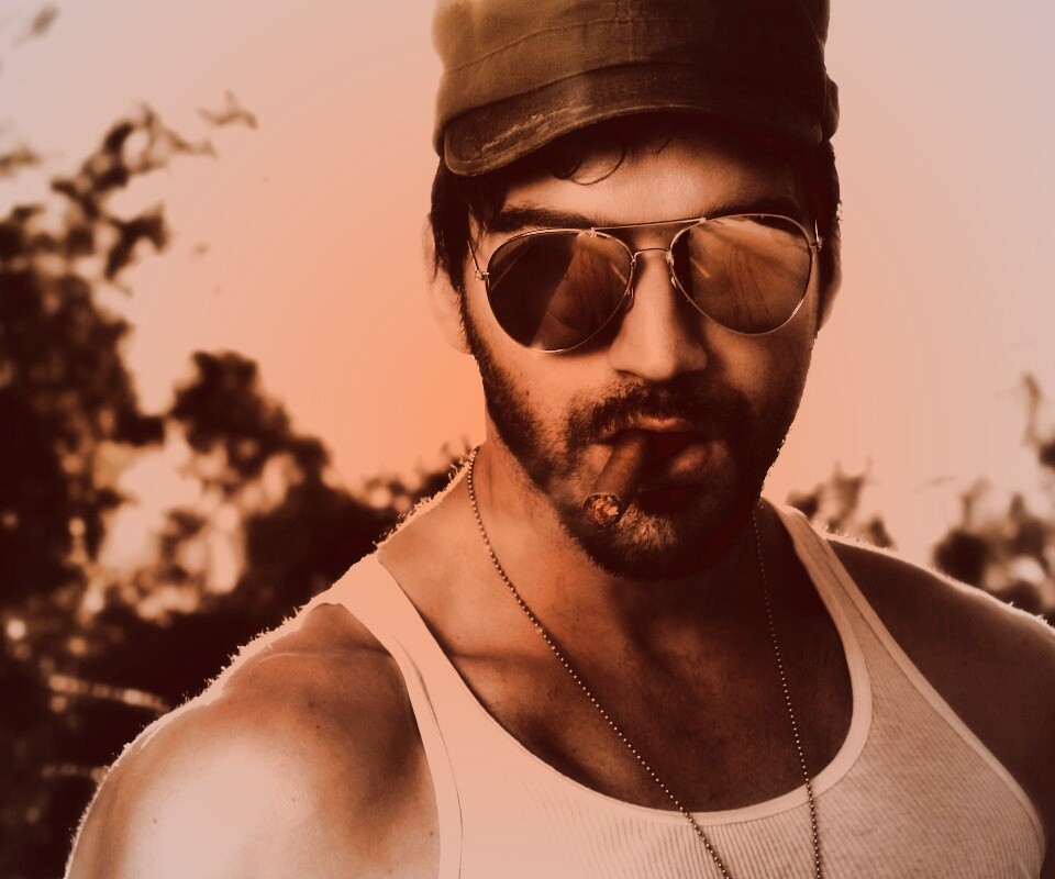 Суровый парень с сигарой обои