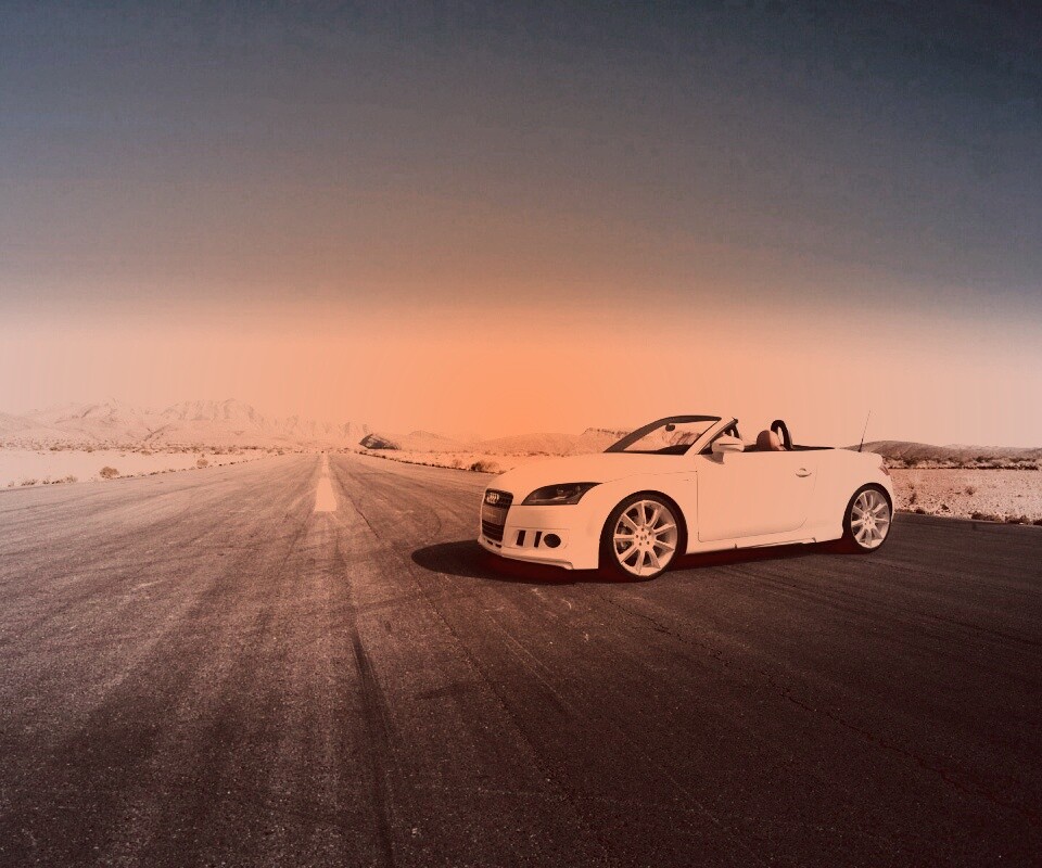 Кабриолет Ауди на пустынной дорге обои