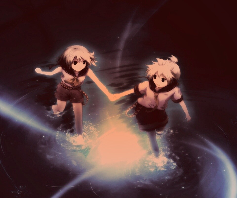 Девочки бегут по воде обои