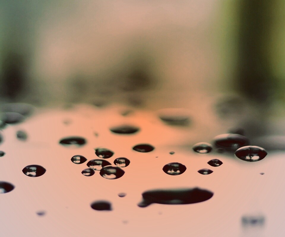 Темные капли на зеркальнйо поверхности обои