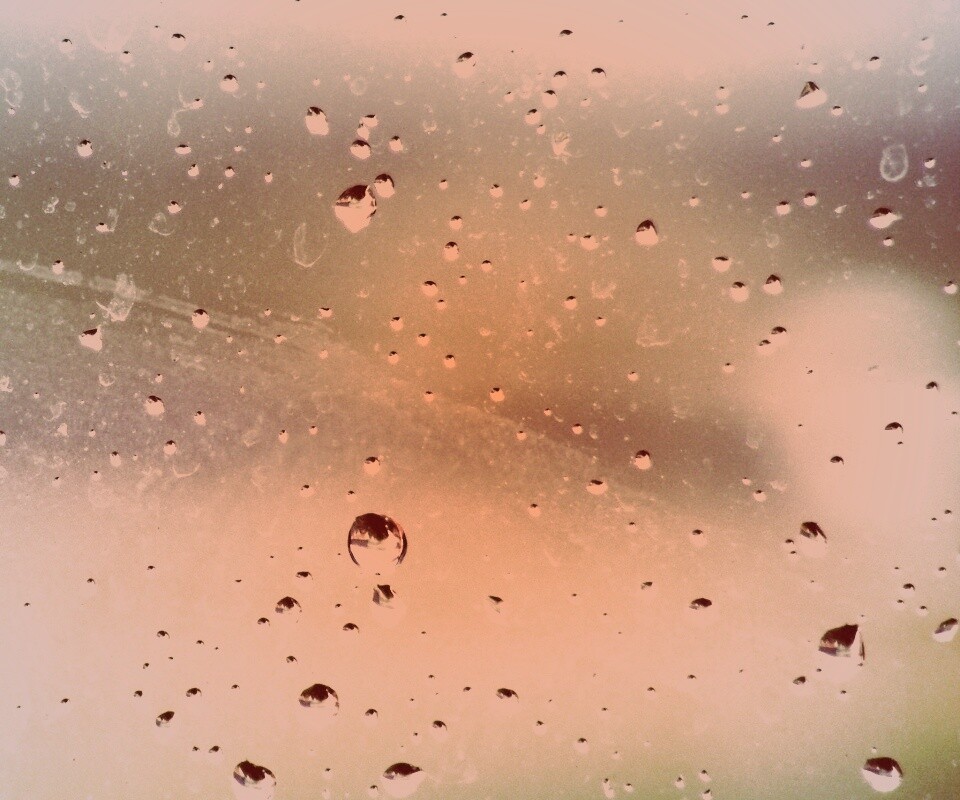 Капли на грязном стекле обои
