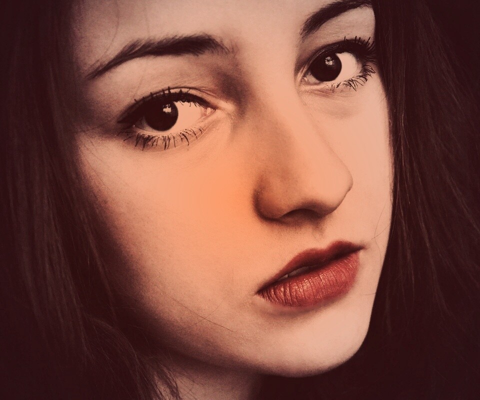 Брюнетка с ярким макияжем и печальным лицом обои