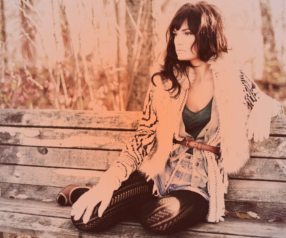 Красивая девушка сидит на скамейке обои