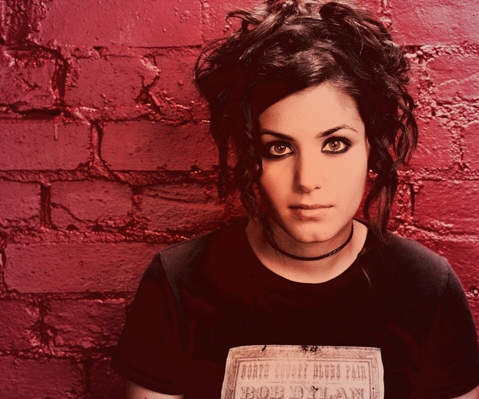 Подросток на фоне розовой кирпичной стены обои