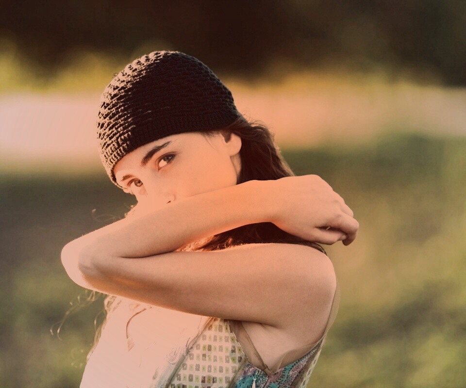 Спрятавшись за сгибом руки обои