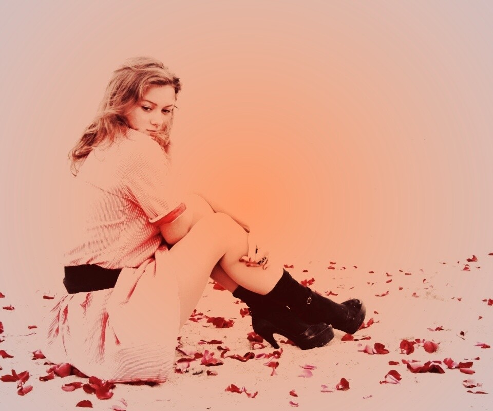 Девушка среди лепестков на пляже обои