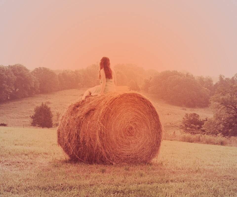 Девушка на снопе сена обои
