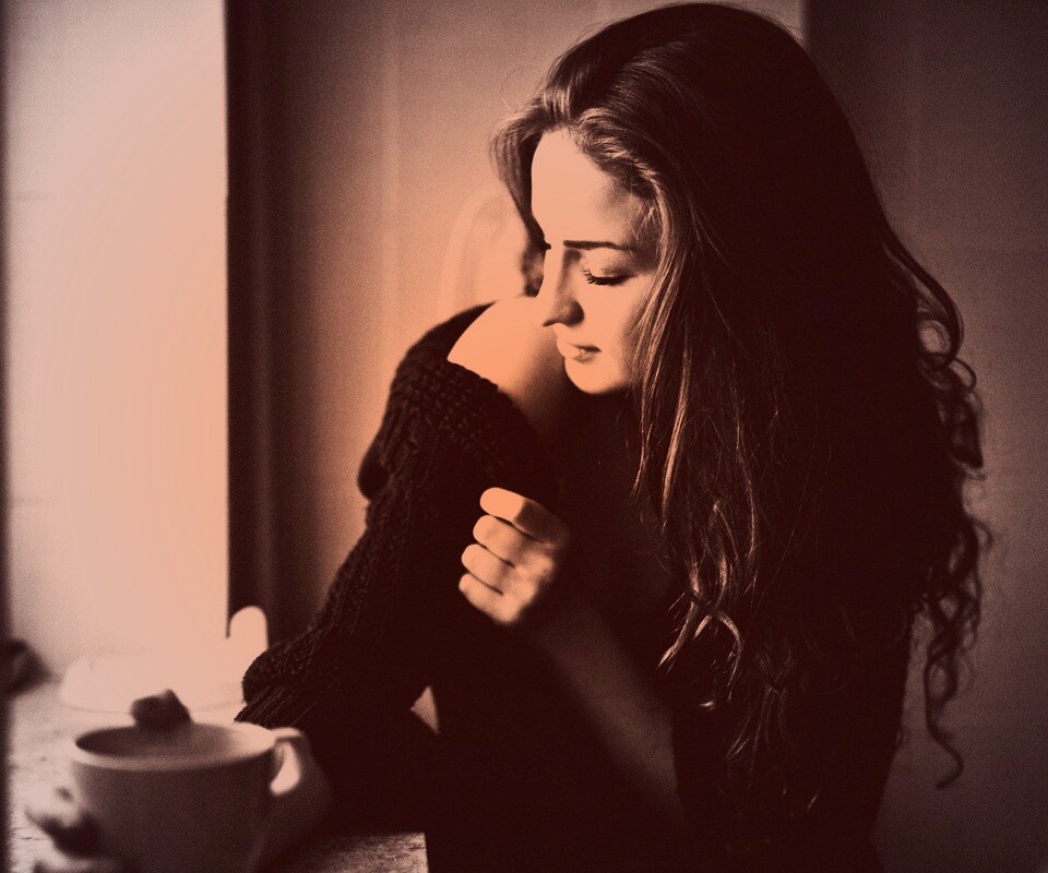 Обнаженное плечо и чашка кофе обои