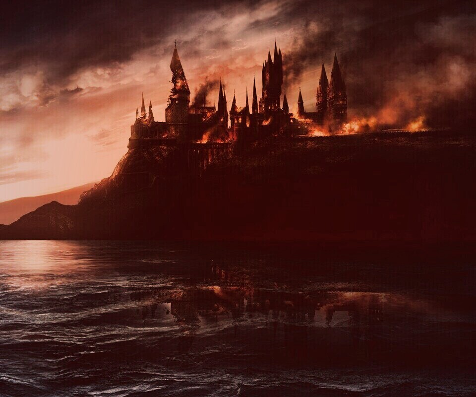 Хогвартс охваченный пламенем обои