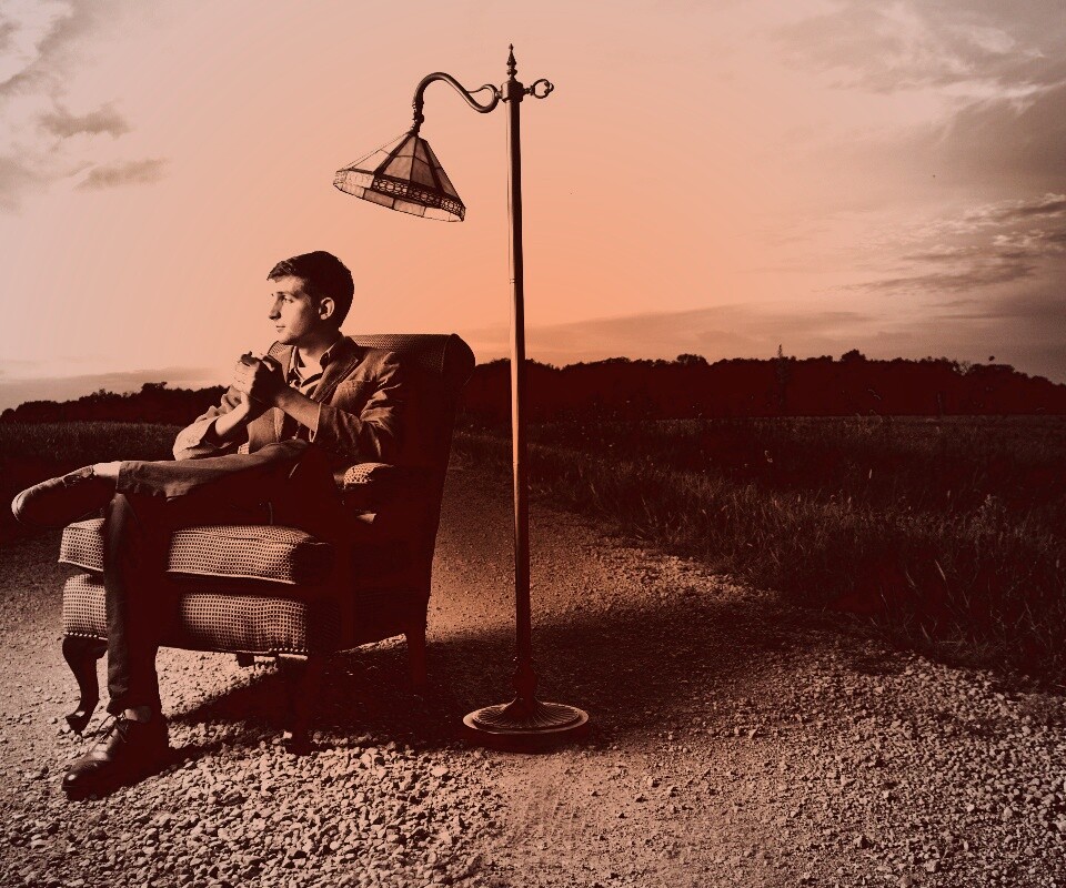 Мужчина в кресле обои