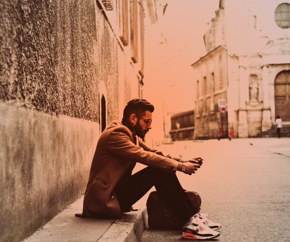 Хипстер с телефоном обои