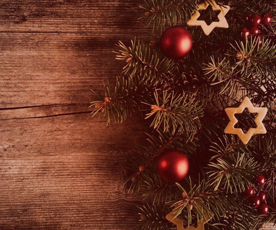 Новогодние игрушки на еловой ветке обои