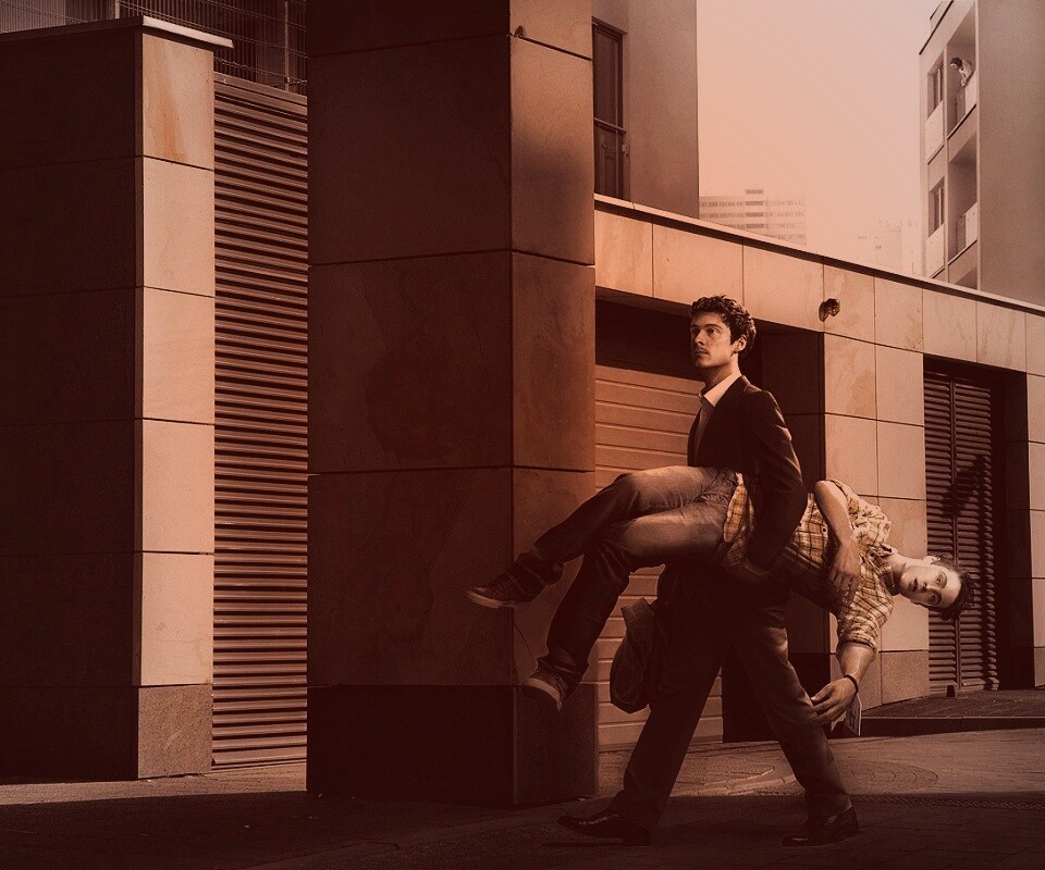 Мужчина с куклой обои