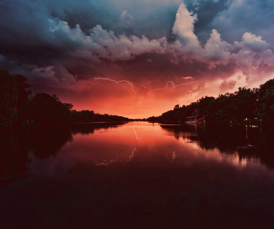 Молнии на фоне заката, стандартные обои mac обои