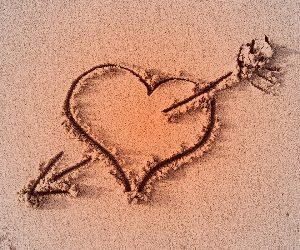 Сердце на песке обои