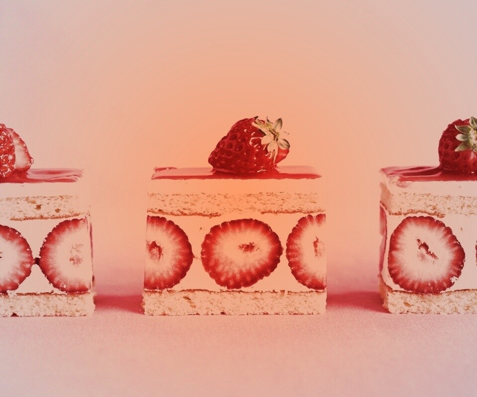 Ломтики клубничного торта обои