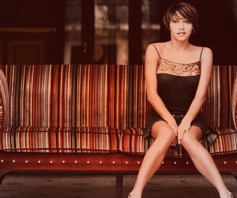 На диване обои