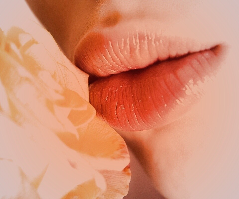 Губы девушки и роза обои