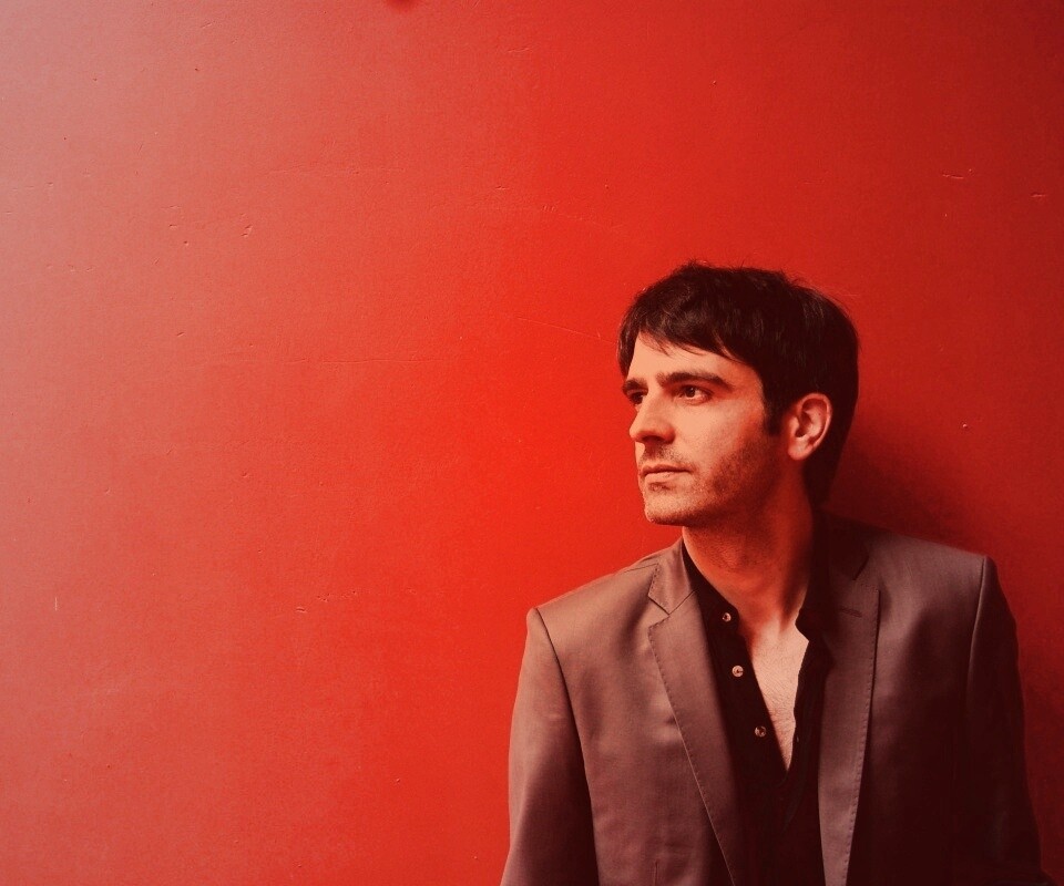 На красном фоне обои