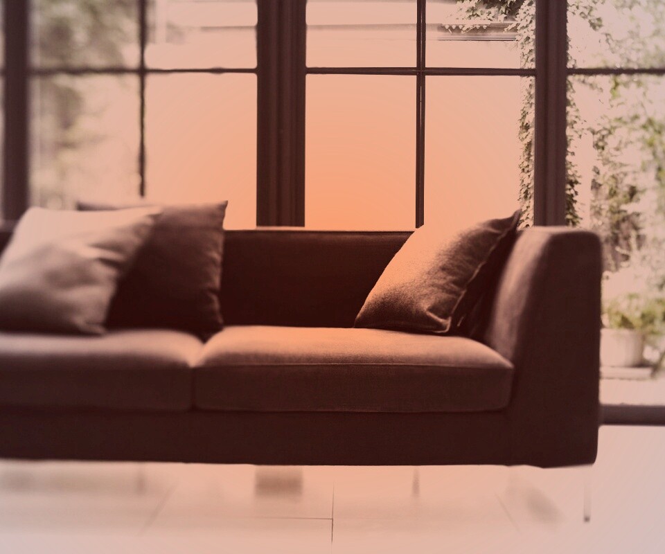 Диван в комнате обои