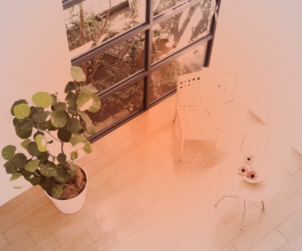 Стул, столик и цветы в комнате обои