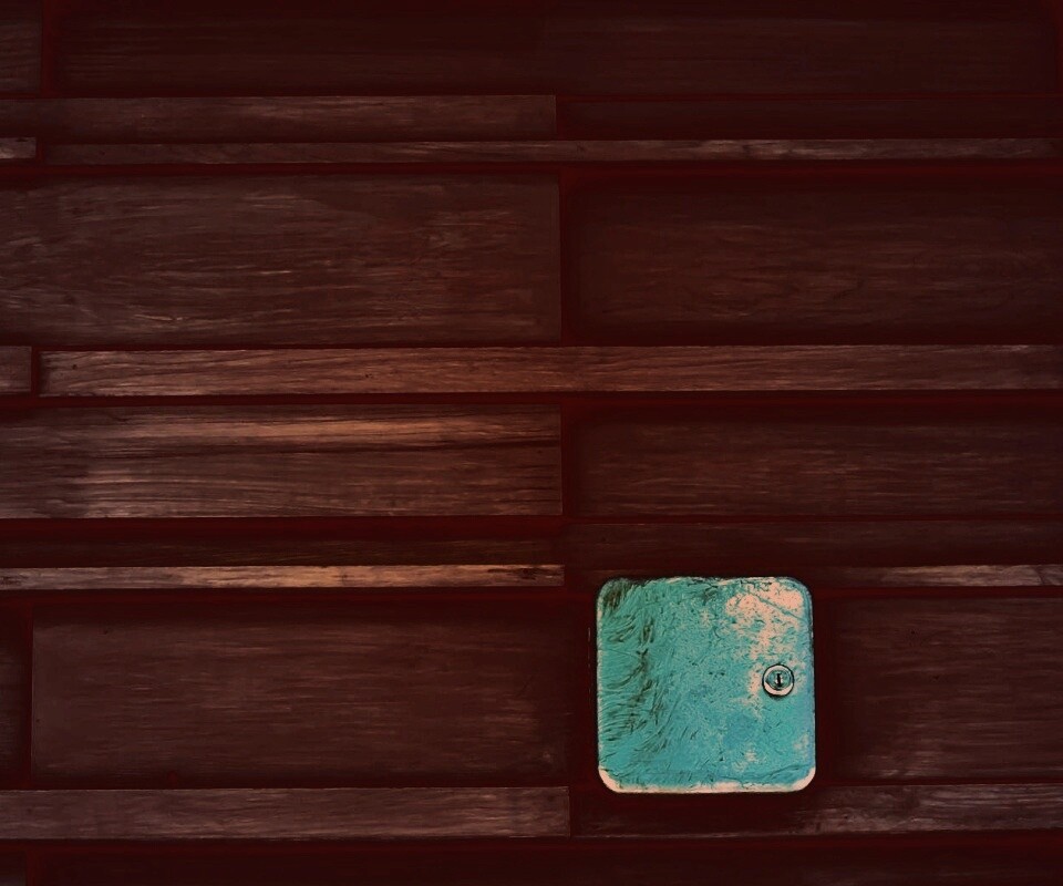 Коробка на деревянной стене обои