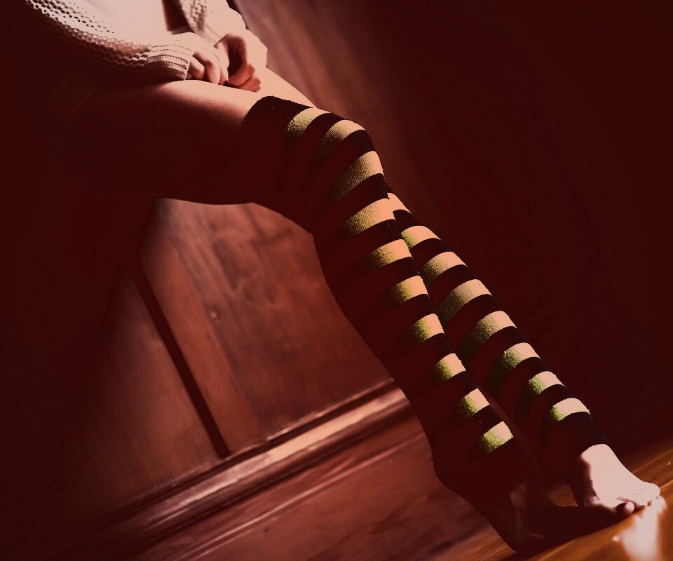 Ножки в полосатых чулках обои