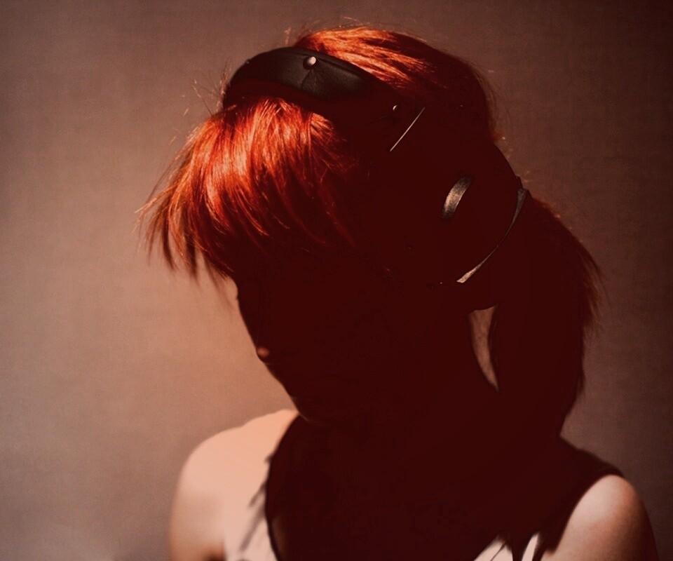 Рыжая в наушниках обои