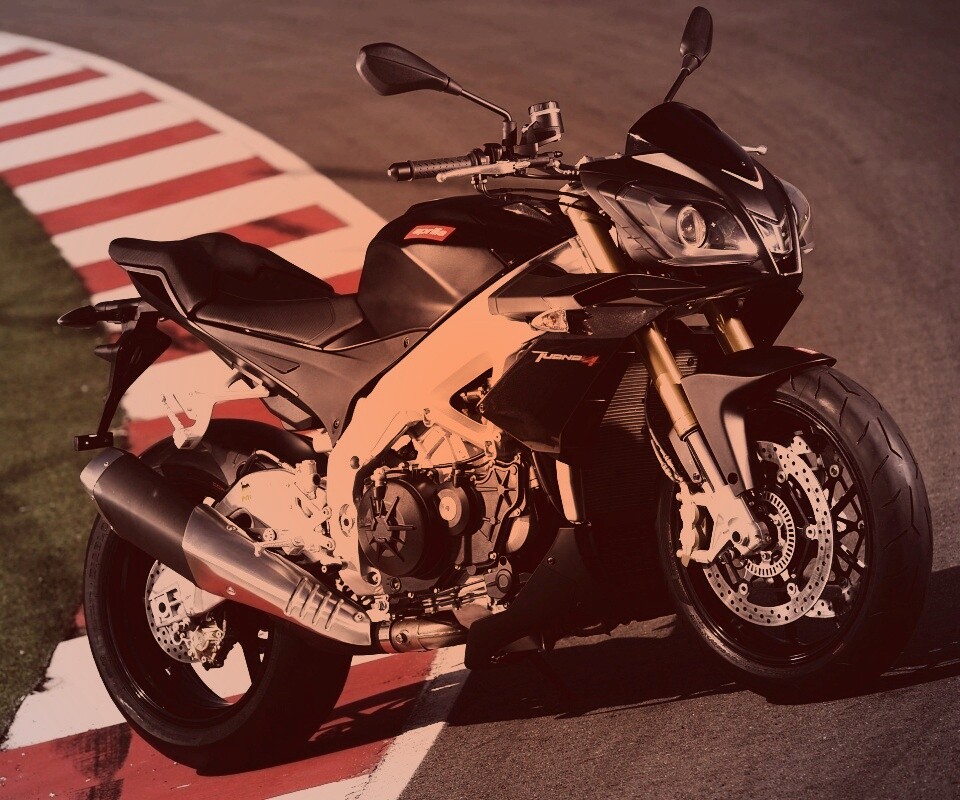 Спортивный мотоцикл Априлия на треке  обои