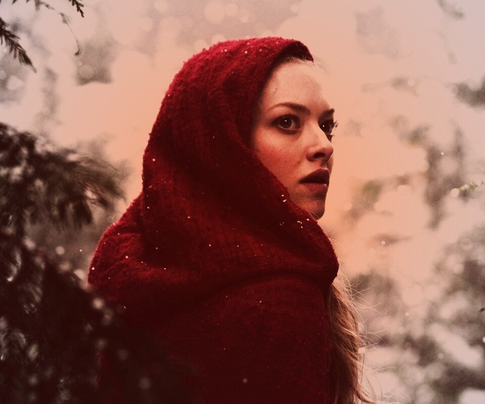 Amanda Seyfried in Red Riding Hood обои